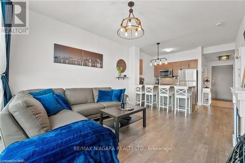 117 - 16 Concord Place, Grimsby, ON - Indoor Photo Showing Living Room