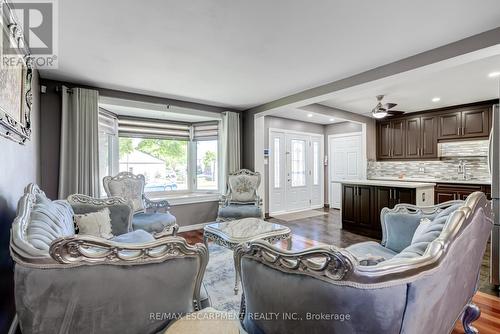 40 Queenslea Drive, Hamilton, ON - Indoor Photo Showing Living Room