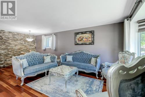 40 Queenslea Drive, Hamilton, ON - Indoor Photo Showing Living Room