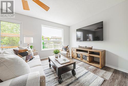 66 Raspberry Lane, Guelph, ON - Indoor Photo Showing Living Room