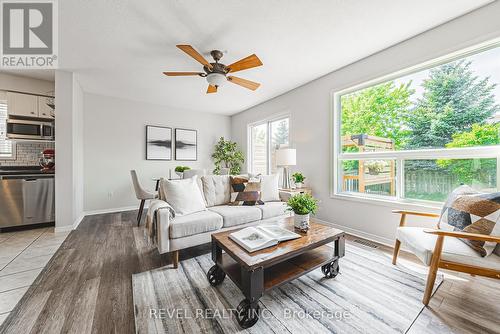 66 Raspberry Lane, Guelph, ON - Indoor Photo Showing Living Room