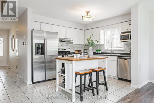 66 Raspberry Lane, Guelph, ON - Indoor Photo Showing Kitchen With Upgraded Kitchen