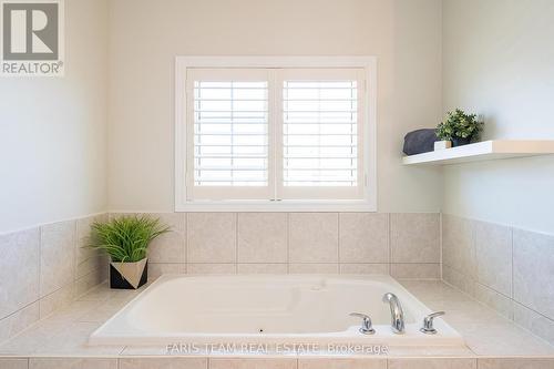 28 Camelot Square, Barrie, ON - Indoor Photo Showing Bathroom