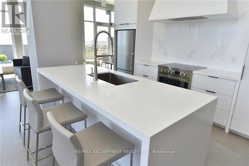 1807 - 500 Brock Avenue, Burlington, ON - Indoor Photo Showing Kitchen With Upgraded Kitchen