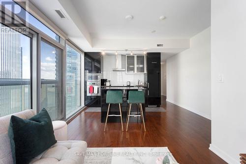 3210 - 12 York Street, Toronto, ON - Indoor Photo Showing Living Room