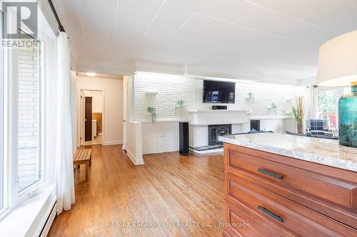 702 King Road, Burlington, ON - Indoor Photo Showing Kitchen