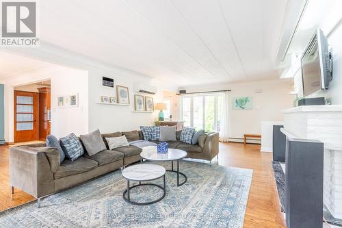 702 King Road, Burlington, ON - Indoor Photo Showing Living Room