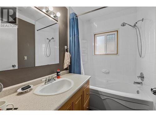 133 Snowsell Street, Kelowna, BC - Indoor Photo Showing Bathroom