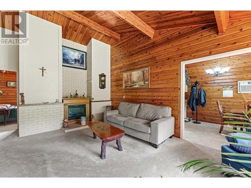 133 Snowsell Street, Kelowna, BC - Indoor Photo Showing Living Room