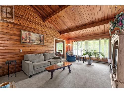 133 Snowsell Street, Kelowna, BC - Indoor Photo Showing Living Room