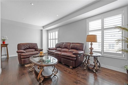 33 Charleswood Crescent, Hamilton, ON - Indoor Photo Showing Living Room