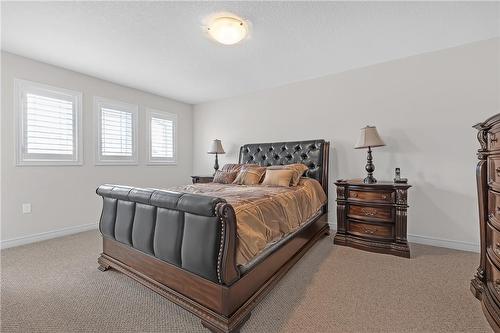 33 Charleswood Crescent, Hamilton, ON - Indoor Photo Showing Bedroom