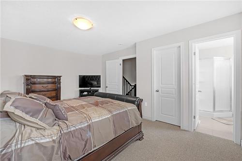 33 Charleswood Crescent, Hamilton, ON - Indoor Photo Showing Bedroom