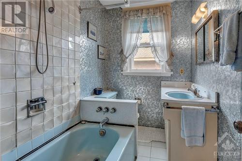 266 Sunnyside Avenue, Ottawa, ON - Indoor Photo Showing Bathroom