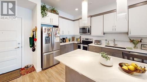 410 5Th  S Avenue Unit# 2102, Golden, BC - Indoor Photo Showing Kitchen