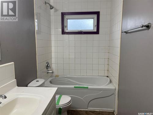 303 8Th Avenue E, Meadow Lake, SK - Indoor Photo Showing Bathroom
