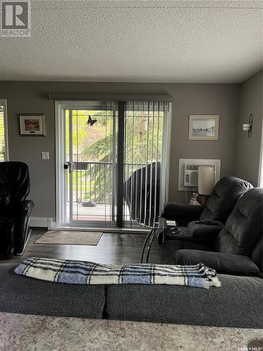 203 505 Bannerman Street, Weyburn, SK - Indoor Photo Showing Living Room