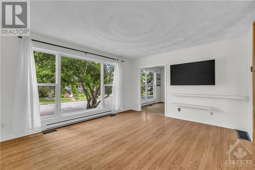 374 Dieppe Street, Ottawa, ON - Indoor Photo Showing Living Room