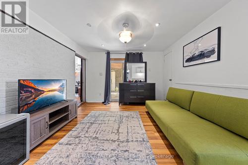 10 Rosswood Crescent, Toronto, ON - Indoor Photo Showing Living Room