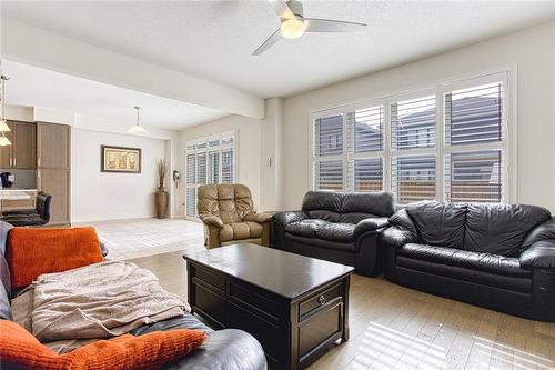 20 Lise Lane, Caledonia, ON - Indoor Photo Showing Living Room