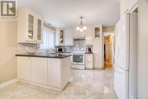 1662 Warren Drive, Mississauga, ON - Indoor Photo Showing Kitchen