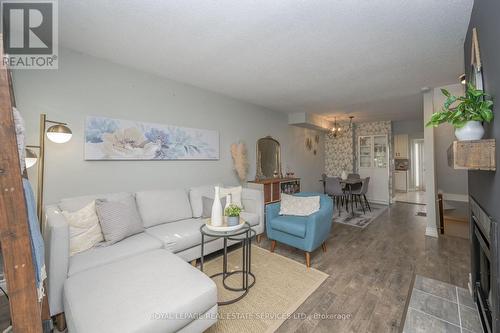406 - 895 Maple Avenue, Burlington, ON - Indoor Photo Showing Living Room