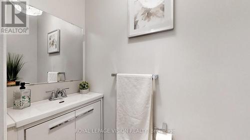 2216 Dale Ridge Drive, Oakville, ON - Indoor Photo Showing Bathroom