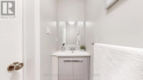 2216 Dale Ridge Drive, Oakville, ON - Indoor Photo Showing Bathroom