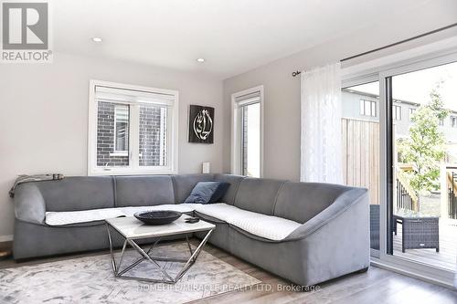 8 Pony Way, Kitchener, ON - Indoor Photo Showing Living Room