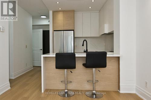 516 - 39 Upper Duke Crescent, Markham, ON - Indoor Photo Showing Kitchen With Upgraded Kitchen