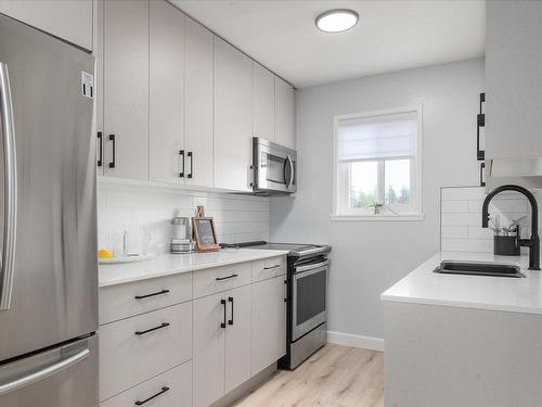 405-1187 Seafield Cres, Nanaimo, BC - Indoor Photo Showing Kitchen With Stainless Steel Kitchen With Double Sink With Upgraded Kitchen