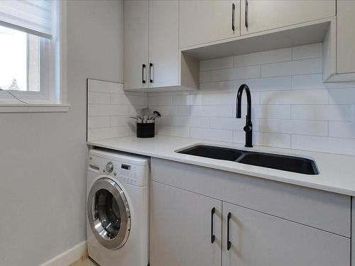 405-1187 Seafield Cres, Nanaimo, BC - Indoor Photo Showing Laundry Room