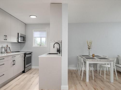 405-1187 Seafield Cres, Nanaimo, BC - Indoor Photo Showing Kitchen With Upgraded Kitchen