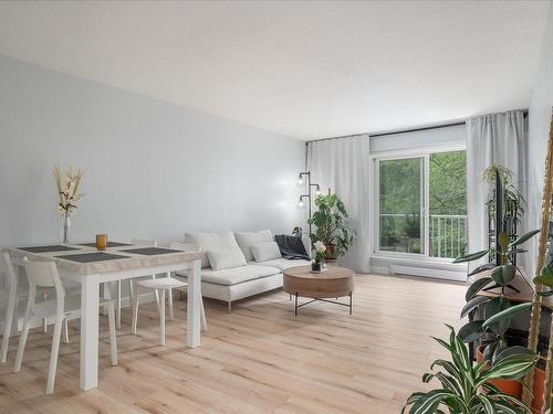 405-1187 Seafield Cres, Nanaimo, BC - Indoor Photo Showing Living Room