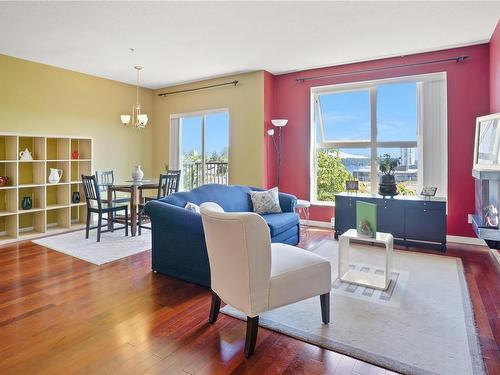 305-555 Franklyn St, Nanaimo, BC - Indoor Photo Showing Living Room