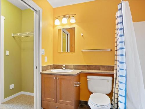 305-555 Franklyn St, Nanaimo, BC - Indoor Photo Showing Bathroom