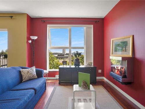 305-555 Franklyn St, Nanaimo, BC - Indoor Photo Showing Living Room