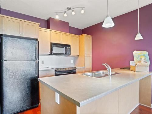 305-555 Franklyn St, Nanaimo, BC - Indoor Photo Showing Kitchen With Double Sink