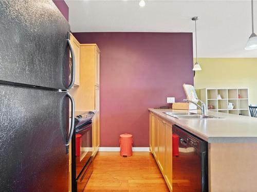 305-555 Franklyn St, Nanaimo, BC - Indoor Photo Showing Kitchen With Double Sink