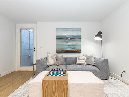 482 Grafton St, Esquimalt, BC - Indoor Photo Showing Living Room