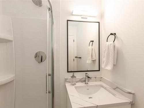 482 Grafton St, Esquimalt, BC - Indoor Photo Showing Bathroom