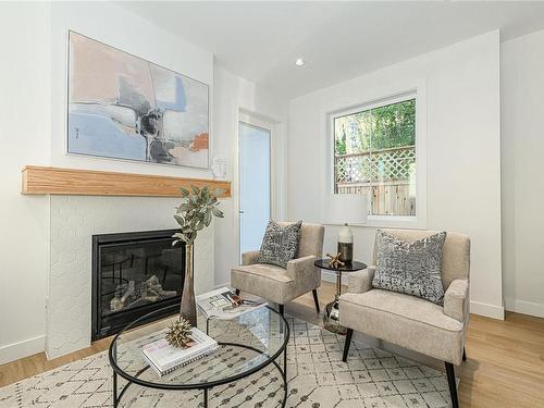 482 Grafton St, Esquimalt, BC - Indoor Photo Showing Living Room With Fireplace