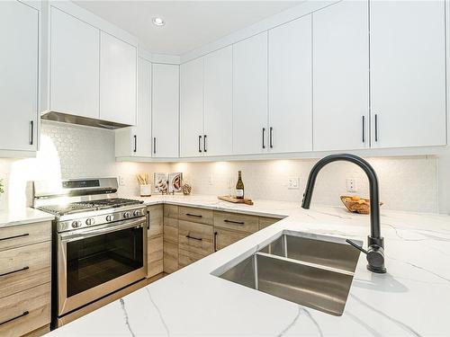 482 Grafton St, Esquimalt, BC - Indoor Photo Showing Kitchen With Double Sink With Upgraded Kitchen