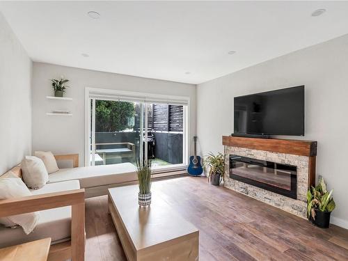 103-909 Pembroke St, Victoria, BC - Indoor Photo Showing Living Room With Fireplace