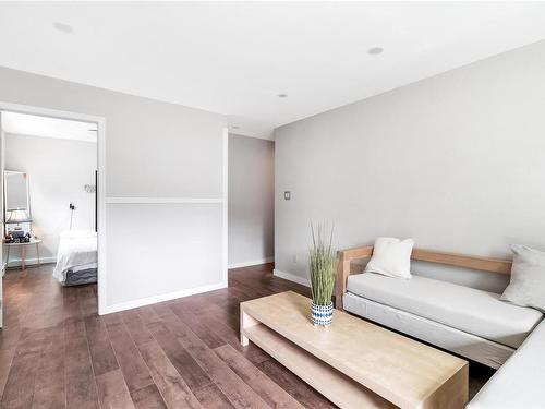 103-909 Pembroke St, Victoria, BC - Indoor Photo Showing Living Room