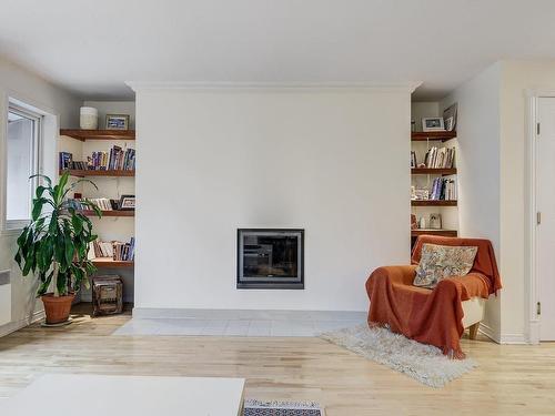 Living room - 302-5365 Rue Drolet, Montréal (Le Plateau-Mont-Royal), QC - Indoor Photo Showing Living Room With Fireplace