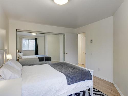 Master bedroom - 302-5365 Rue Drolet, Montréal (Le Plateau-Mont-Royal), QC - Indoor Photo Showing Bedroom