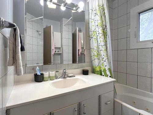 521 Hodder Avenue, Thunder Bay, ON - Indoor Photo Showing Bathroom