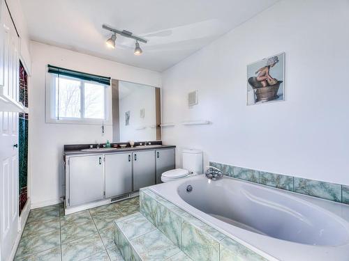 Salle de bains - 808 4E Avenue, Laval (Fabreville), QC - Indoor Photo Showing Bathroom