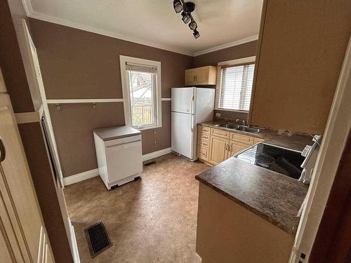 1410 Arthur Street E, Thunder Bay, ON - Indoor Photo Showing Kitchen With Double Sink